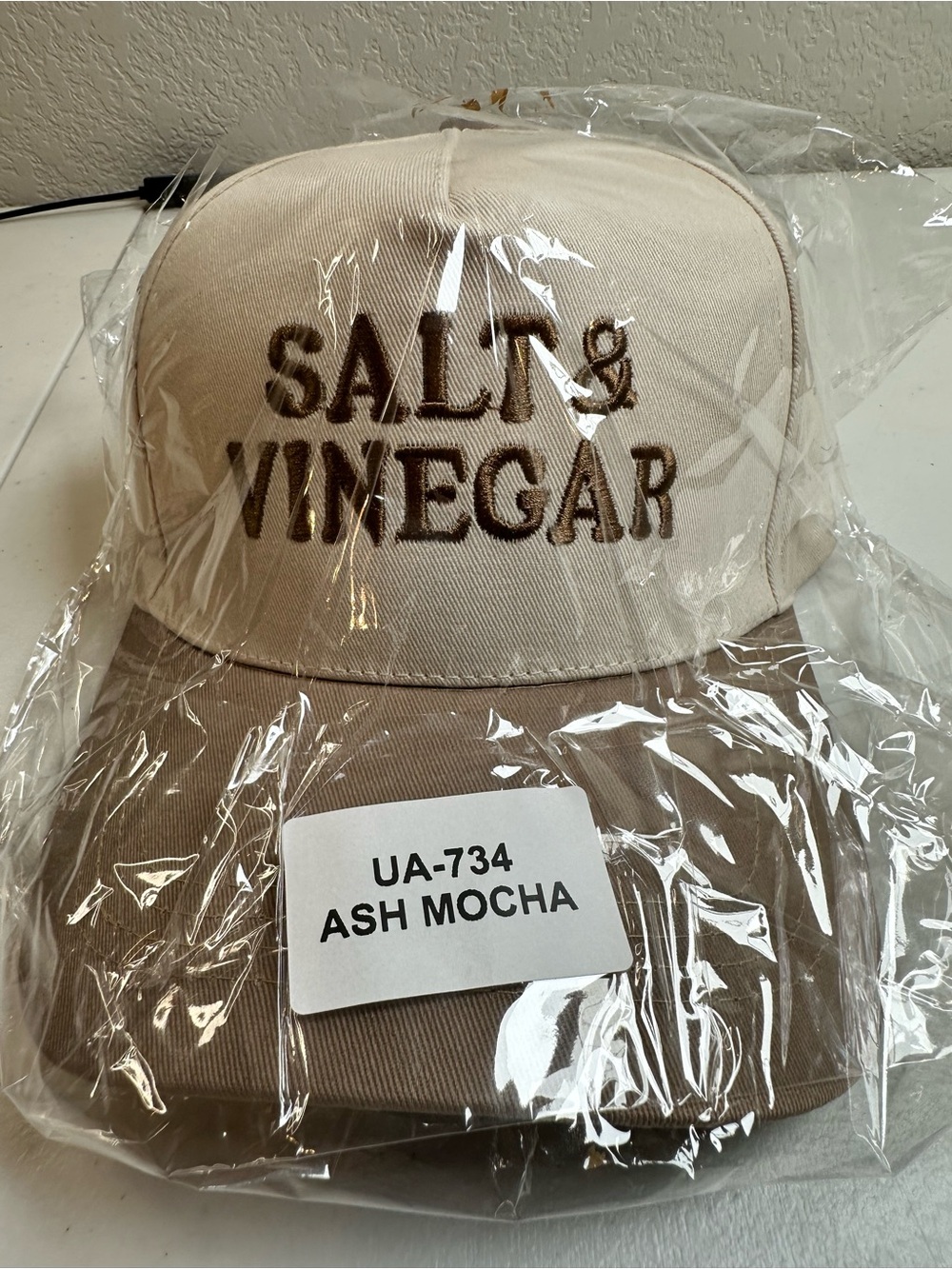 NWT Women’s Trucker Hat Cream and Tan Embroidered SALT & VINEGAR Baseball Cap - Picture 3 of 4
